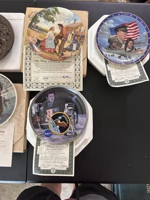 Vintage Collectible Decorative Plate Set – Christmas, Americana, NASA Apollo - Thumbnail 5