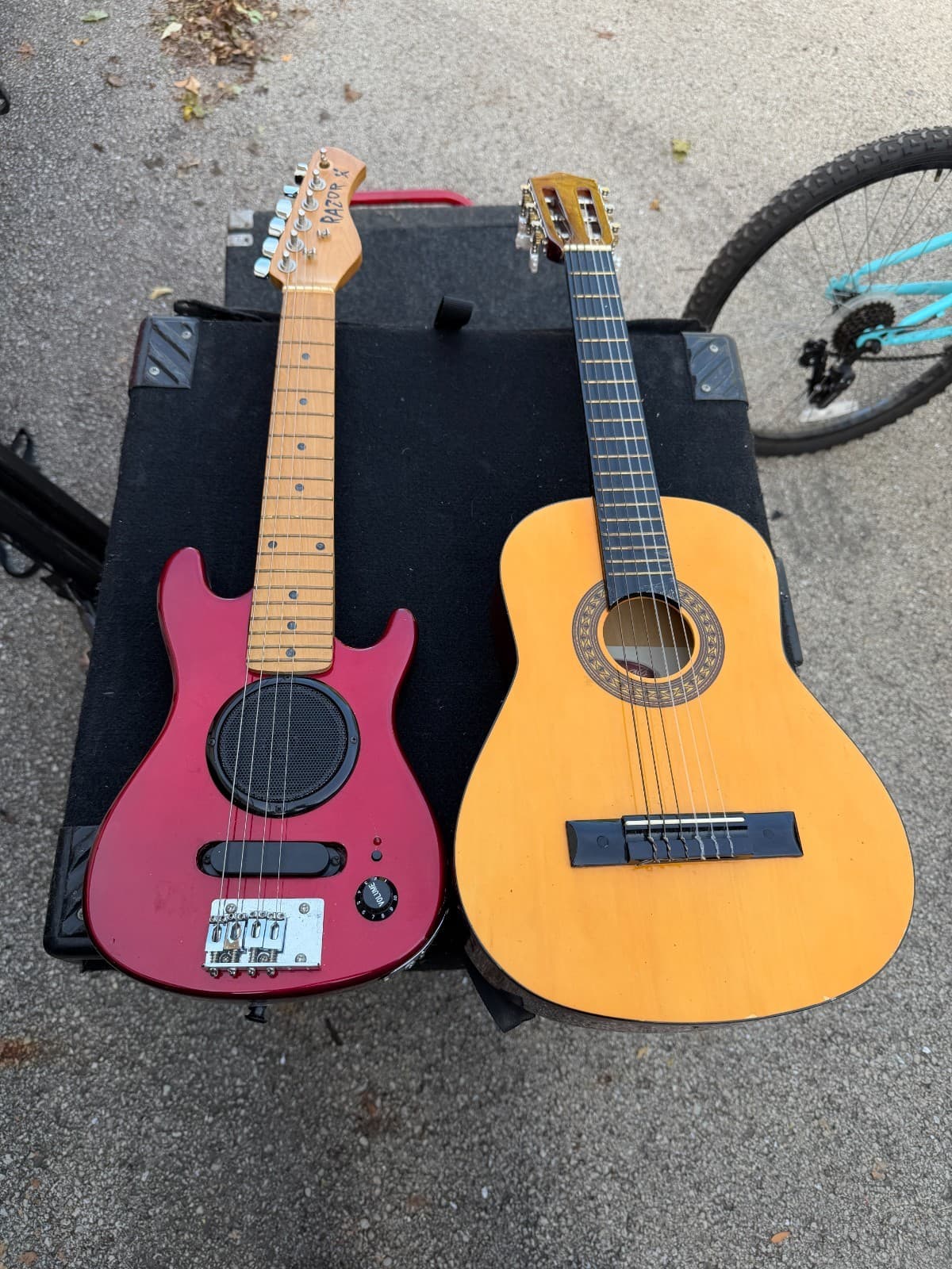 Lot of 2 Guitars – Stagg C405 Classical & Approx Mini Electric – Untested