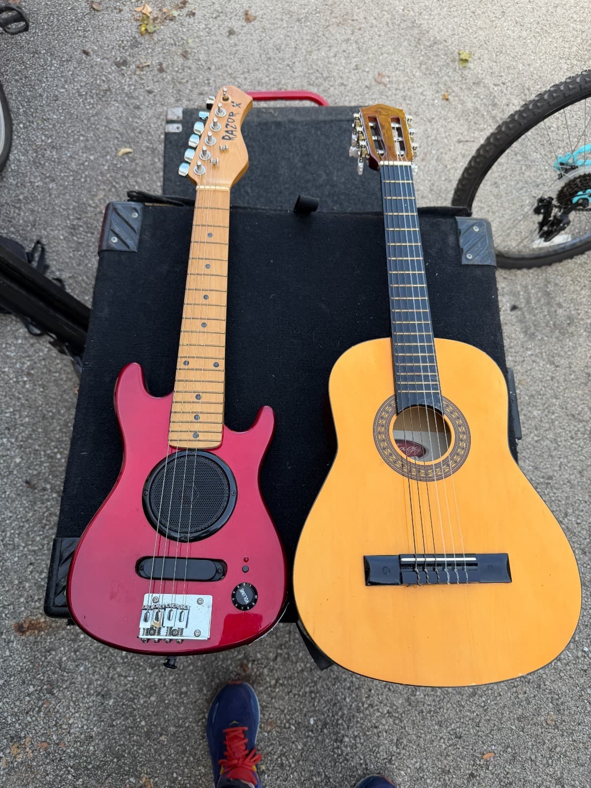Lot of 2 Guitars – Stagg C405 Classical & Approx Mini Electric – Untested - Thumbnail 5