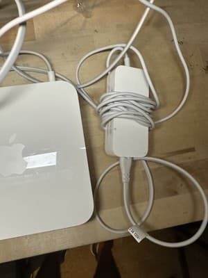 Apple AirPort Extreme Base Station A1143 Wi-Fi Router with Power Adapter - Thumbnail 3