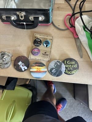 Vintage Pinback Buttons Lot Pink Floyd Chicago Star Wars Police Badge Keychain - Thumbnail 3