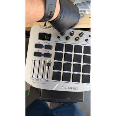 M-Audio Trigger Finger USB MIDI Drum Pad Controller Silver 16-Pad 8-Knob 4-Fader - Thumbnail 2