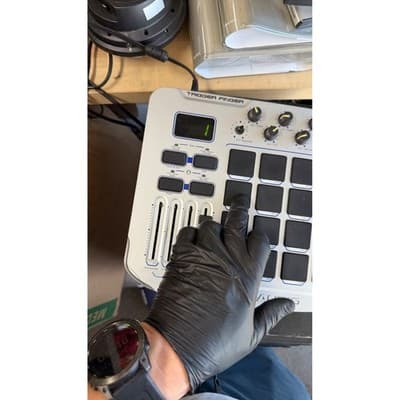 M-Audio Trigger Finger USB MIDI Drum Pad Controller Silver 16-Pad 8-Knob 4-Fader - Thumbnail 4