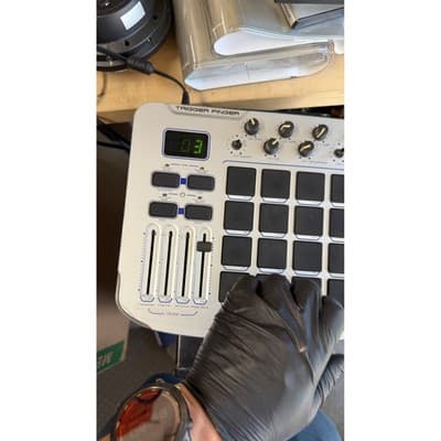 M-Audio Trigger Finger USB MIDI Drum Pad Controller Silver 16-Pad 8-Knob 4-Fader - Thumbnail 3