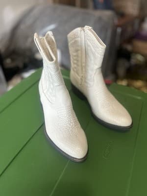 Derringer Women’s Western Cowboy Boots White Size 6.5M Faux Leather