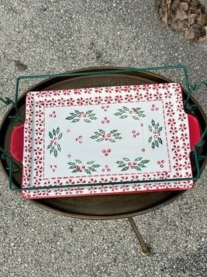 Temp-tations by Tara Peppermint Holly 13x9 Baker w/ Lid & Metal Rack - Thumbnail 3