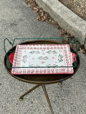 Temp-tations by Tara Peppermint Holly 13x9 Baker w/ Lid & Metal Rack - Thumbnail 2