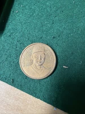 Derek Jeter No. 2 New York Yankees Commemorative Token Coin Medal - Thumbnail 2