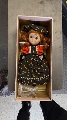Goebel Dolly Dingle Dolls Halloween Porcelain Doll C32857 911677 w/ Box - Thumbnail 2