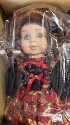 Goebel Doll Club Bette Ball II Porcelain Doll Item 911306 w/ Box Papers - Thumbnail 3