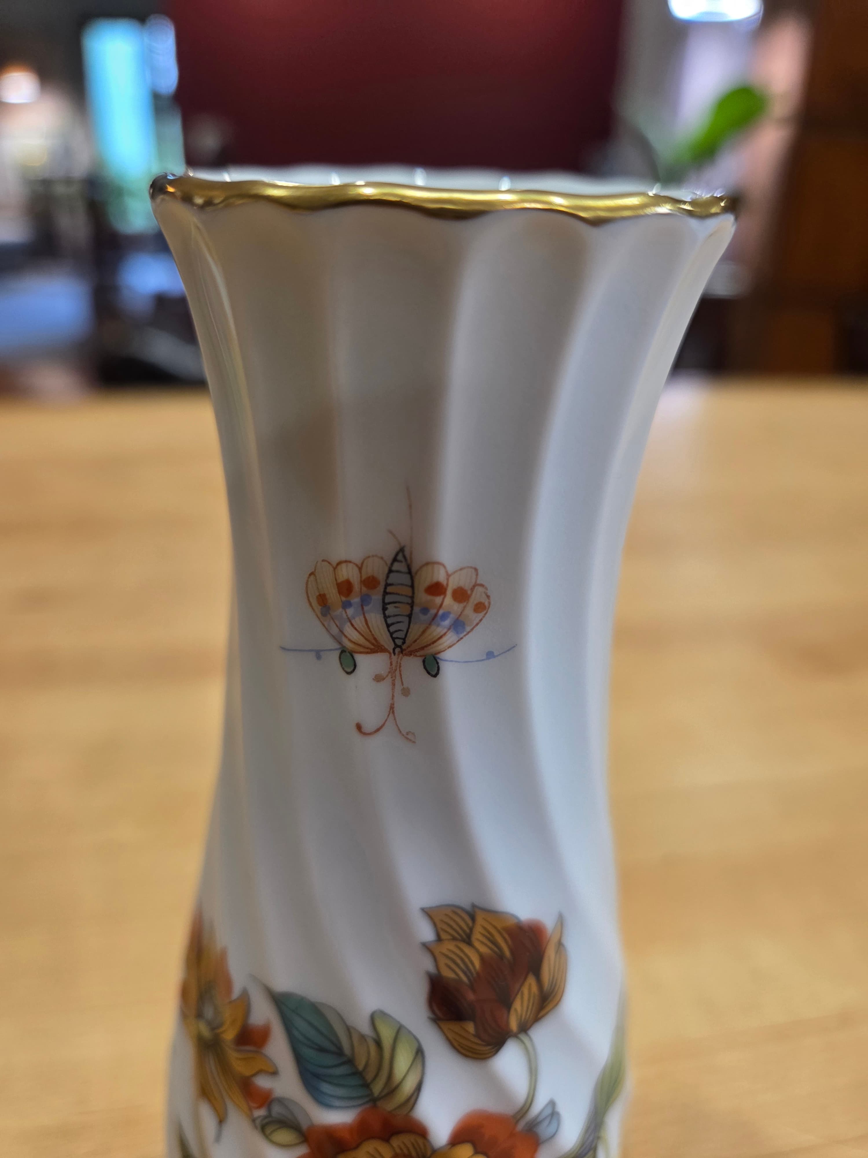 Vintage Haviland Limoges Cathay Fine Porcelain 7 Inch Swirl Vase Gold Trim - Thumbnail 3