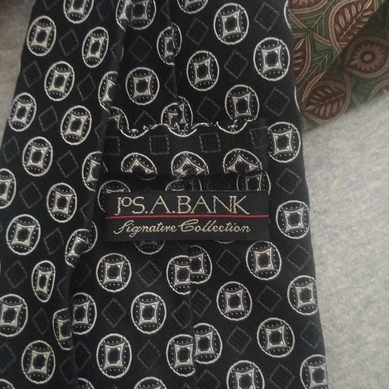 Jos. A. Bank Signature Collection necktie. - Thumbnail 4