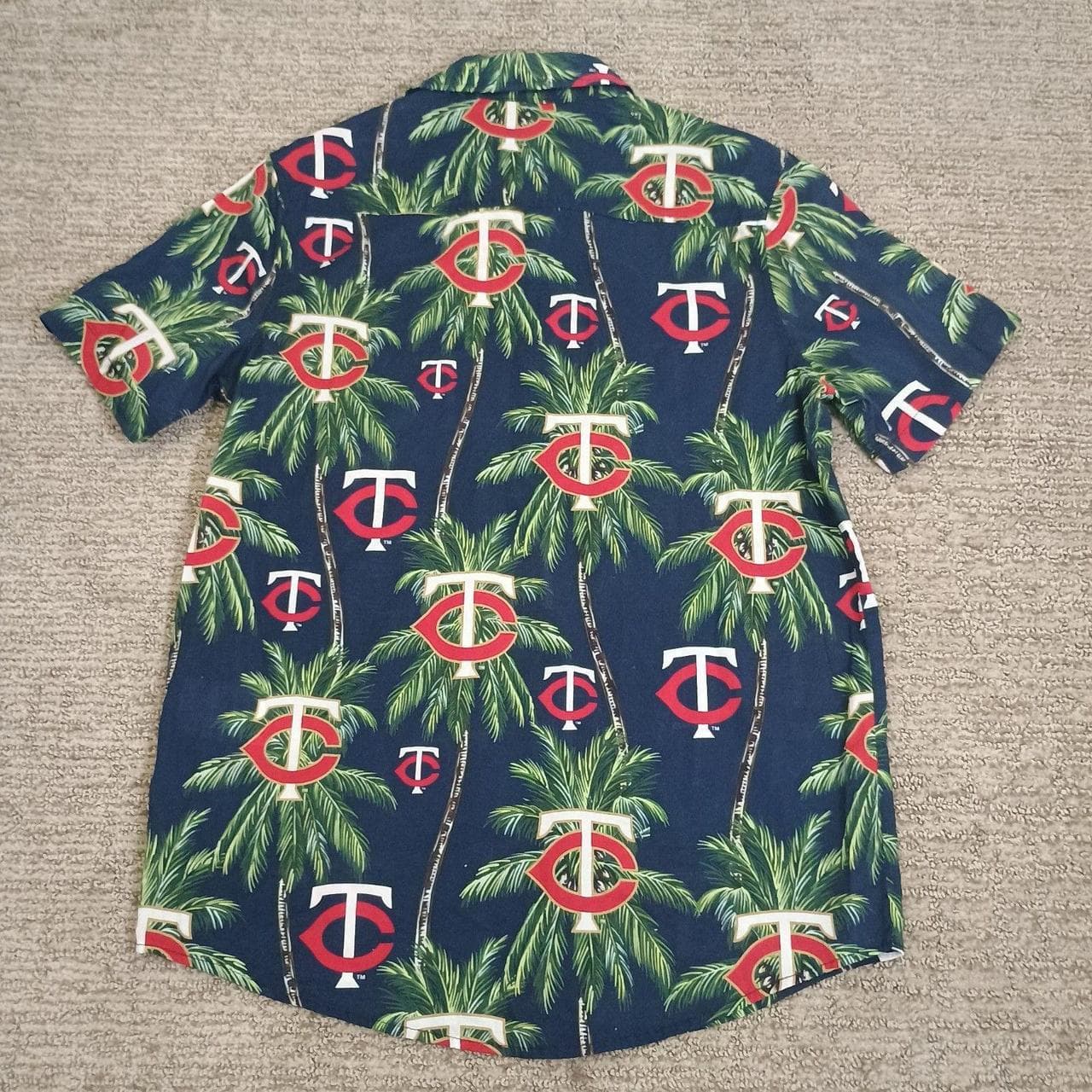 MINNESOTA TWINS HAWAIIAN BUTTON UP SHIRT MENS MEDIUM - Thumbnail 3