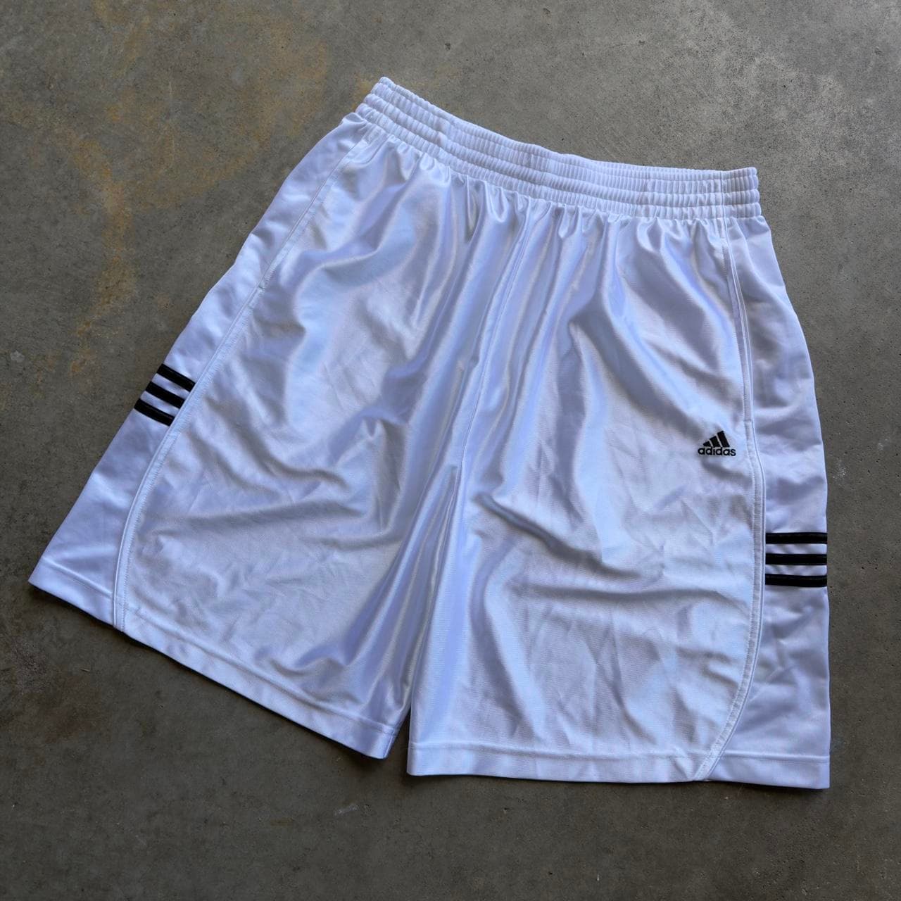 SUPER RARE EARLY 2000s WHITE AND BLACK Adidas Basketball Shorts - Y2K GRAIL - Thumbnail 4