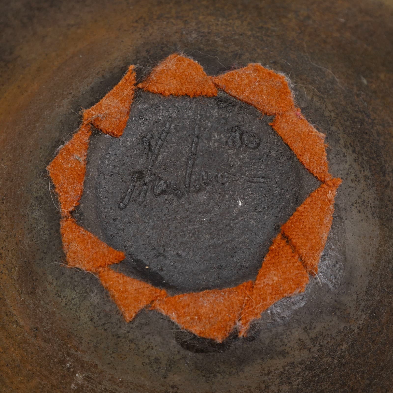 An example of 20th-century studio pottery, this vintage hand-thrown Raku vessel - Thumbnail 3