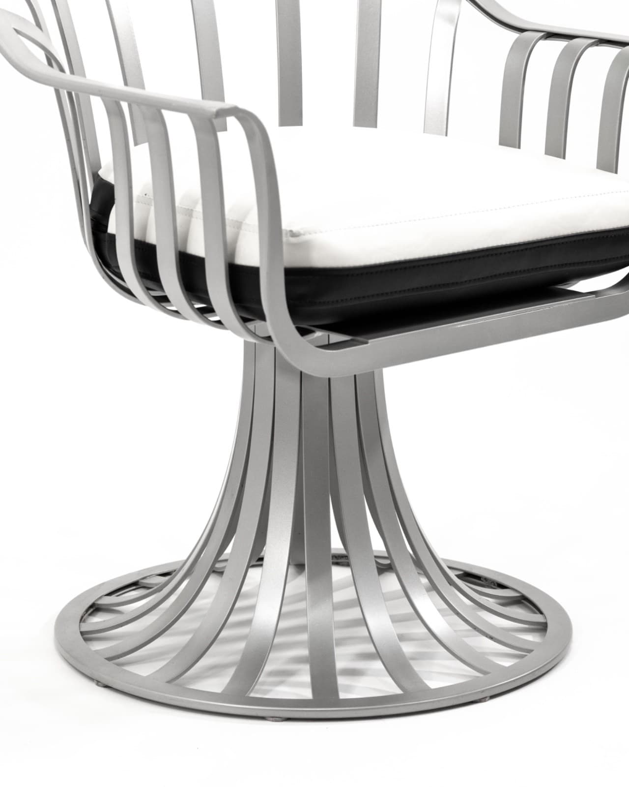Pair Of Reversible Cushion Patio Chairs In The Style Of Russel Woodard - Thumbnail 6