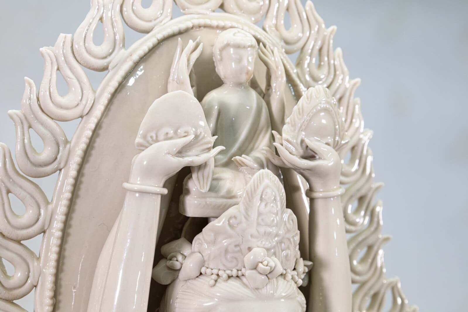 Vintage Asian Guanyin Bodhisattva Thousand-Arm Guan Yin Buddha Porcelain Statue - Thumbnail 8