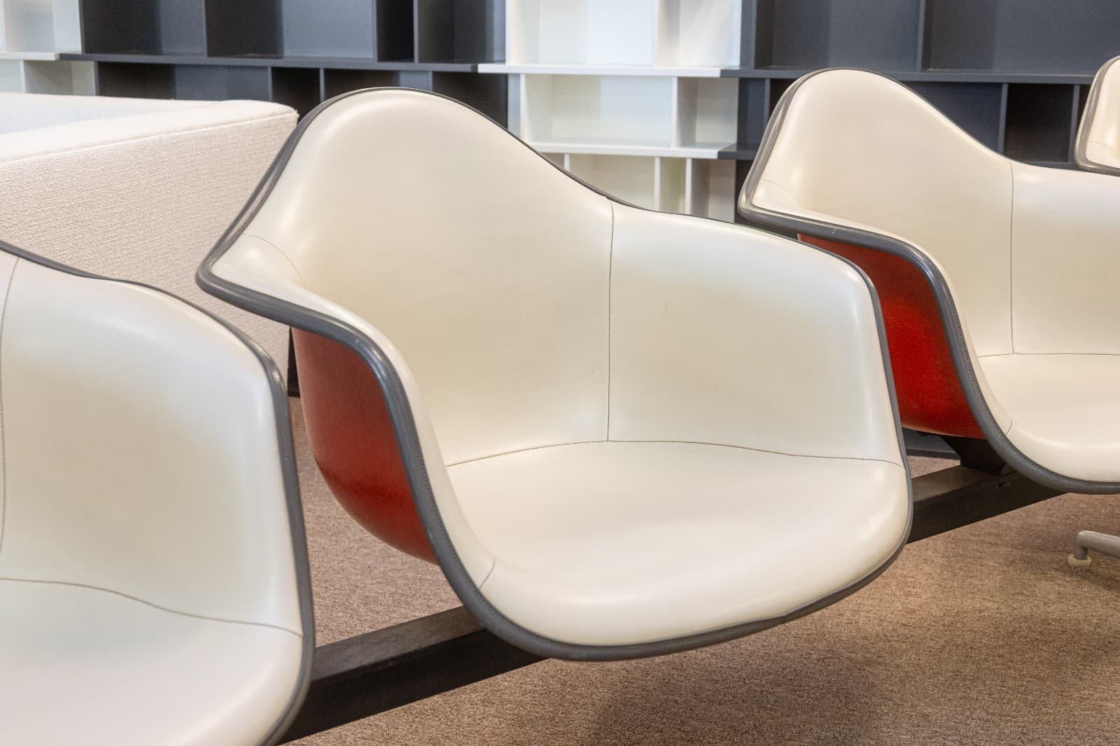 Charles & Ray Eames Herman Miller Tandem 4 Seat Fiberglass Shell Chair Bench - Thumbnail 3
