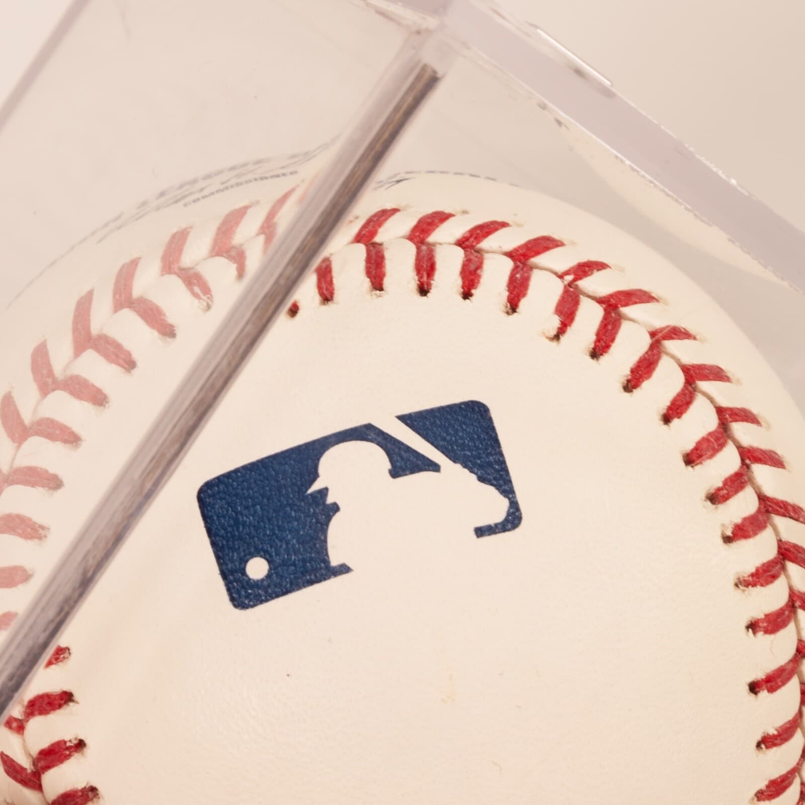 Lou Brock Autographed Rawlings Baseball in Acrylic Case Vintage - Thumbnail 5