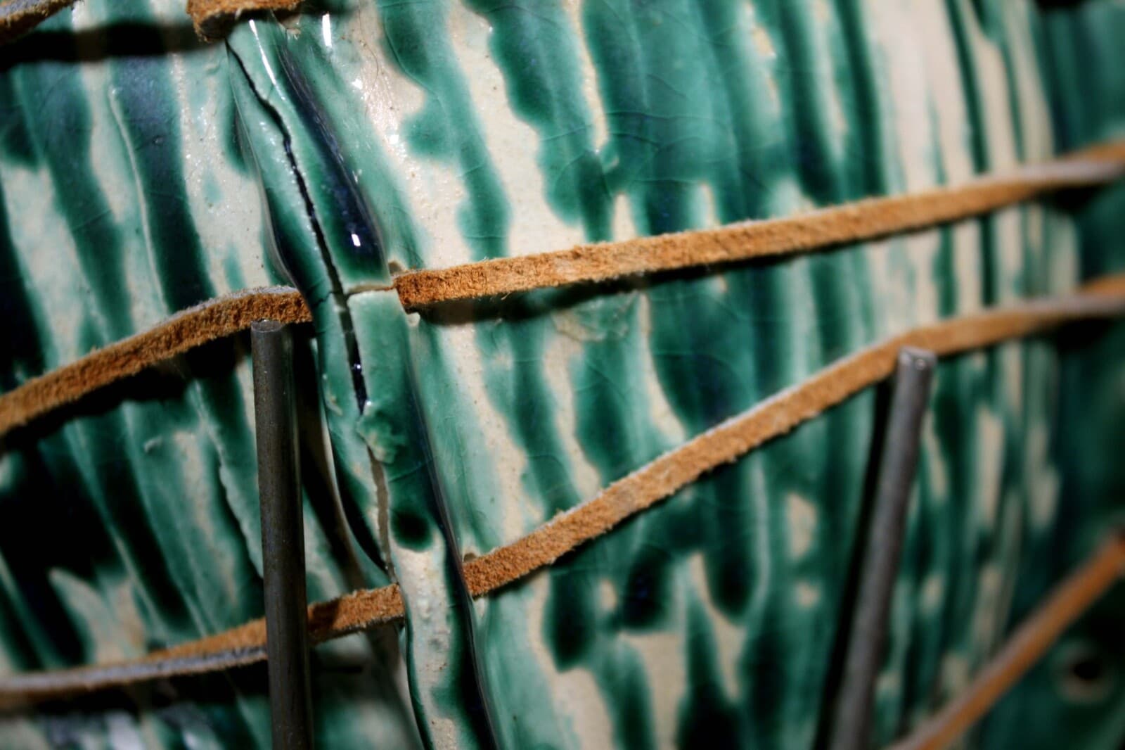 Mid Century Modern Ceramic Green Biomorphic Shell Design on Metal & Wood Stand - Thumbnail 4
