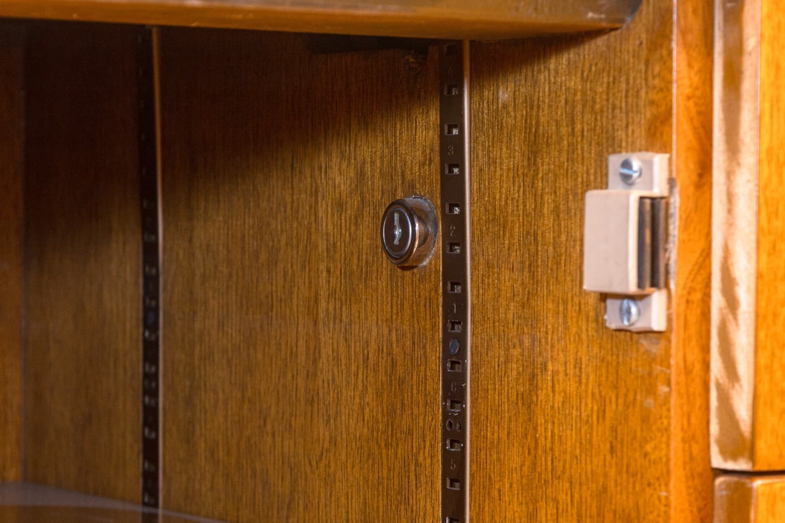 Vintage Mid Century Florence Knoll Walnut Wood Executive Office Credenza Cabinet - Thumbnail 8