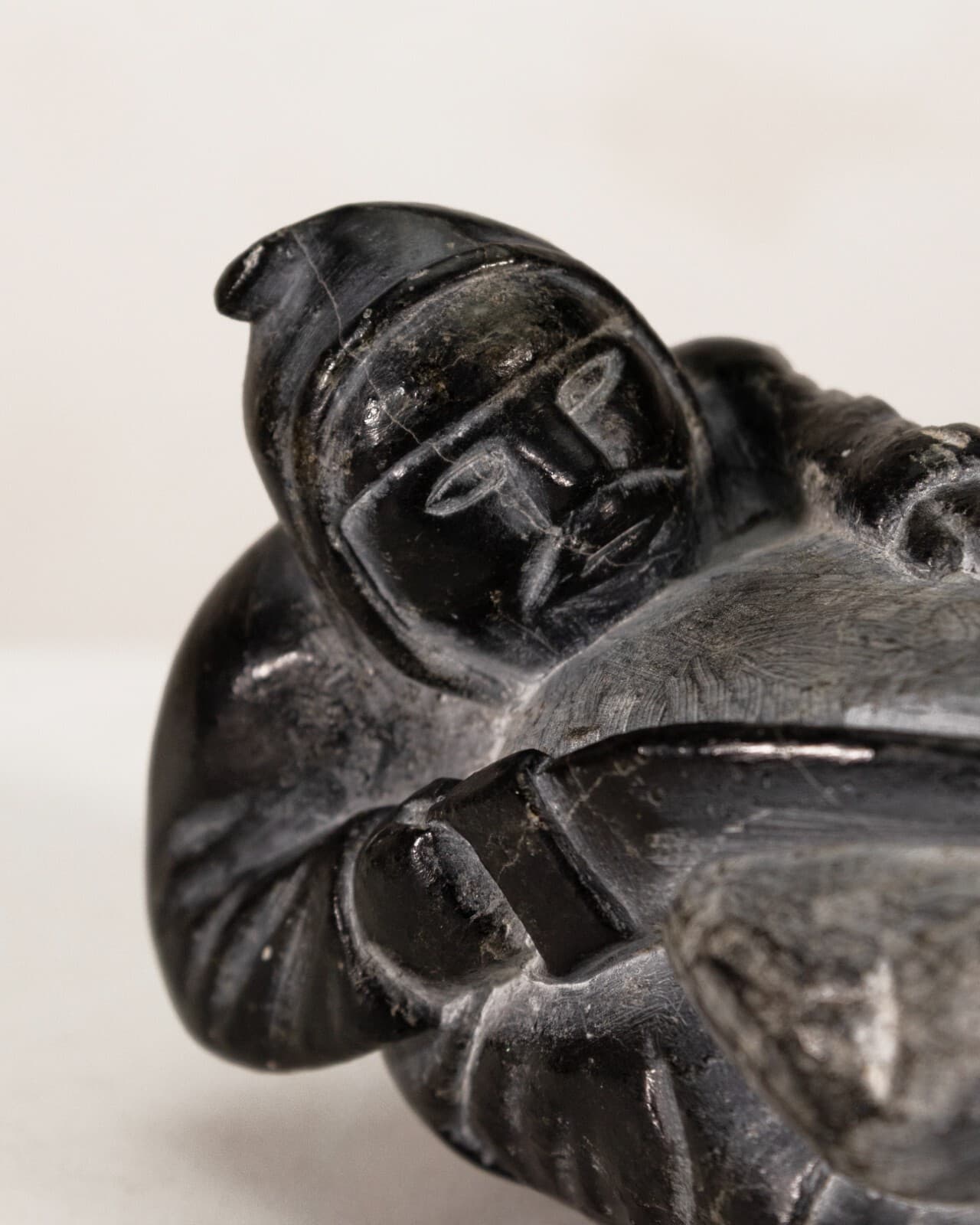 Inuit Hunter Signed Hand-Carved Soapstone Nutaraluk Uilia Iyaituk 1943 - Thumbnail 5