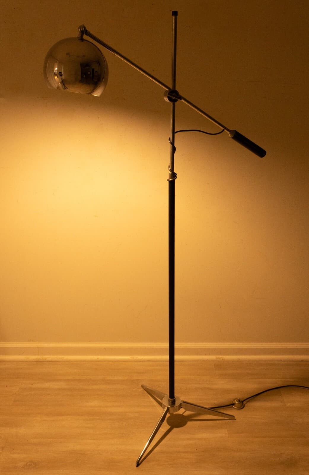 Robert Sonneman "Orbiter" Leather And Chrome Mid Century Modern Floor Lamp - Thumbnail 3
