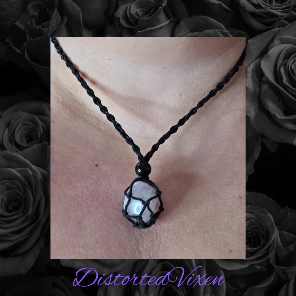 Rose Quartz Macramé Necklace – Adjustable Crystal Pendant, Witchy Handmade Jewel - Thumbnail 3