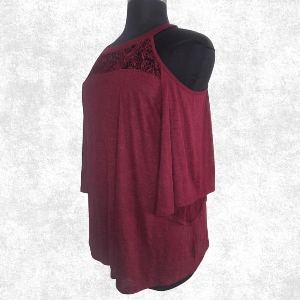 Torrid Wine Lace Cold Shoulder Top – Plus Size 1 (14–16) | Burgundy Keyhole Blou - Thumbnail 3
