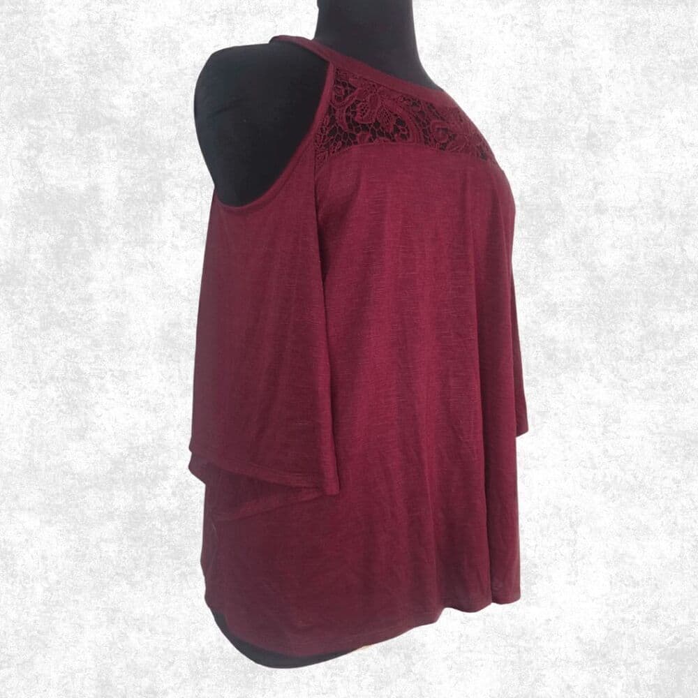 Torrid Wine Lace Cold Shoulder Top – Plus Size 1 (14–16) | Burgundy Keyhole Blou - Thumbnail 6
