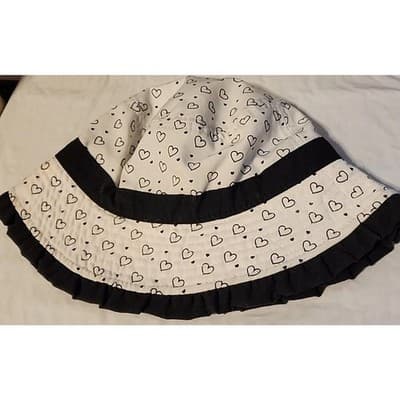 🏒 New Era Girls Pittsburgh Penguins White Hat Black Hearts Toddler Bonnet - Thumbnail 2