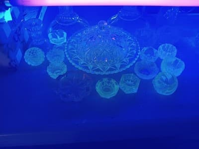 A Curated 19-piece Collection Of American Antique Glass - Thumbnail 18