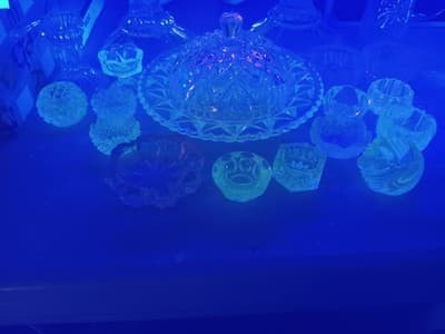 A Curated 19-piece Collection Of American Antique Glass - Thumbnail 20