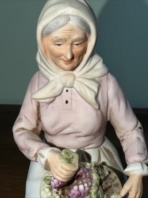 Old Woman Grapes Resting on Stump Porcelain Figurine, Homco Home Interiors #1433 - Thumbnail 3
