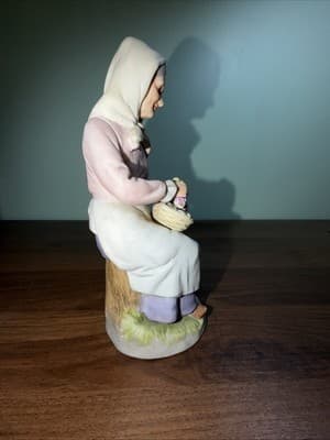 Old Woman Grapes Resting on Stump Porcelain Figurine, Homco Home Interiors #1433 - Thumbnail 5