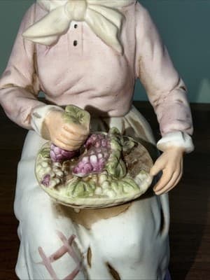 Old Woman Grapes Resting on Stump Porcelain Figurine, Homco Home Interiors #1433 - Thumbnail 2