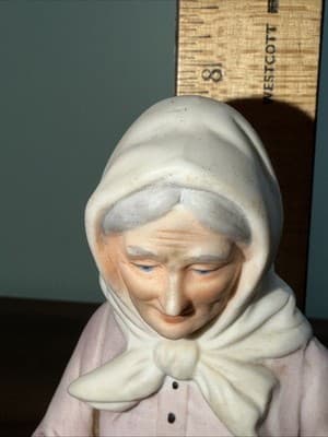 Old Woman Grapes Resting on Stump Porcelain Figurine, Homco Home Interiors #1433 - Thumbnail 11