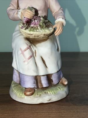 Old Woman Grapes Resting on Stump Porcelain Figurine, Homco Home Interiors #1433 - Thumbnail 4