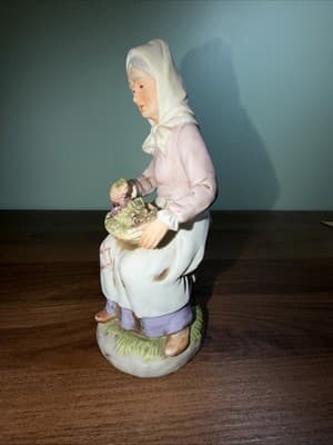 Old Woman Grapes Resting on Stump Porcelain Figurine, Homco Home Interiors #1433 - Thumbnail 8