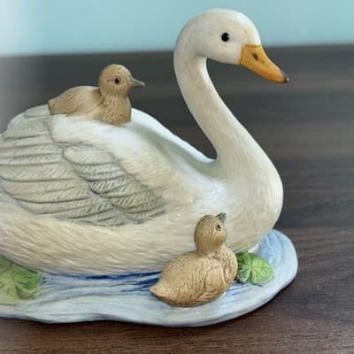 Vintage Home Interiors Homco Swan and 2 Babies Porcelain Figurine #1467 - Thumbnail 2