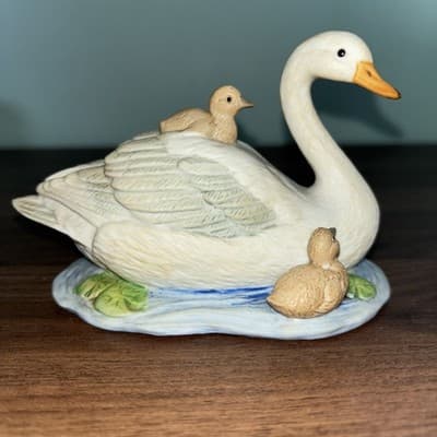 Vintage Home Interiors Homco Swan and 2 Babies Porcelain Figurine #1467