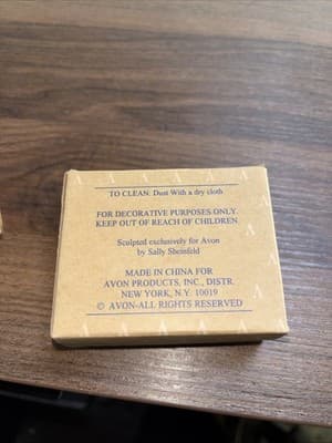NEW/box never displayed AVON Elves' Day Off SKIING resin Ornament - Thumbnail 9