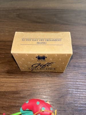 NEW/box never displayed AVON Elves' Day Off SKIING resin Ornament - Thumbnail 8