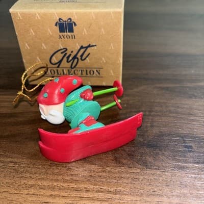 NEW/box never displayed AVON Elves' Day Off SKIING resin Ornament - Thumbnail 5