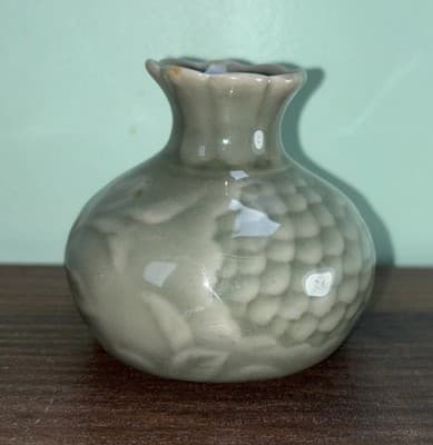 Antique VTG Chinese Celedon Green Fish Scale Flowers SMALL Vase or Brush Pot 3"