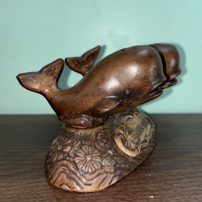 VTG Whale SEA WORLD SALT & PEPPER SHAKERS Wood Look Flowers TREASURE CRAFT MCM - Thumbnail 2