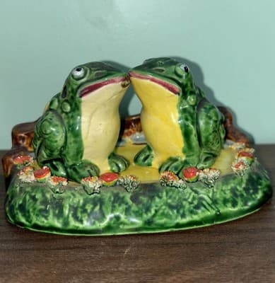 VTG Frogs Pond Salt & Pepper Shaker Set Handpainted Spaghetti ware realistic