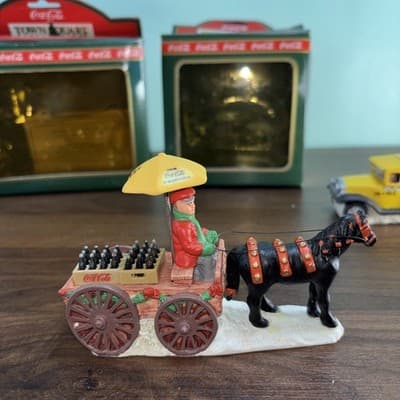COCA COLA COKE TOWN SQUARE HORSE DRAWN WAGON Bottle Taxi CHRISTMAS VINTAGE 1992 - Thumbnail 11
