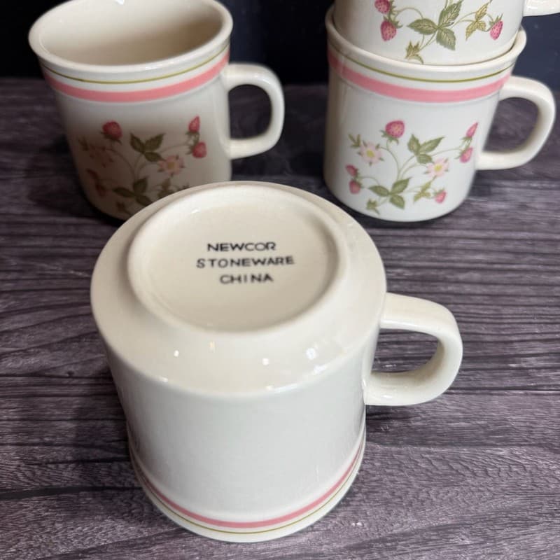 Newcor Stoneware Strawberry Mugs Set of 4 - Thumbnail 7