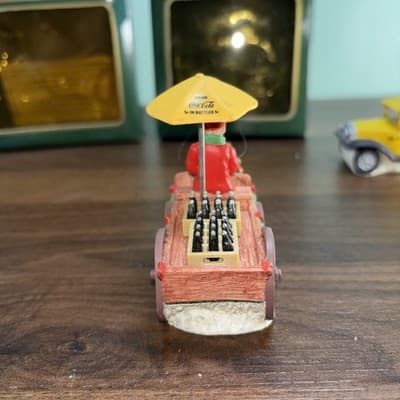 COCA COLA COKE TOWN SQUARE HORSE DRAWN WAGON Bottle Taxi CHRISTMAS VINTAGE 1992 - Thumbnail 10